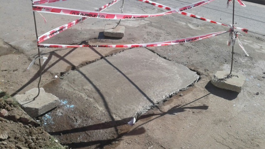 Trabajos de bacheo en las cercanas de la Escuela N 15 del barrio Bel