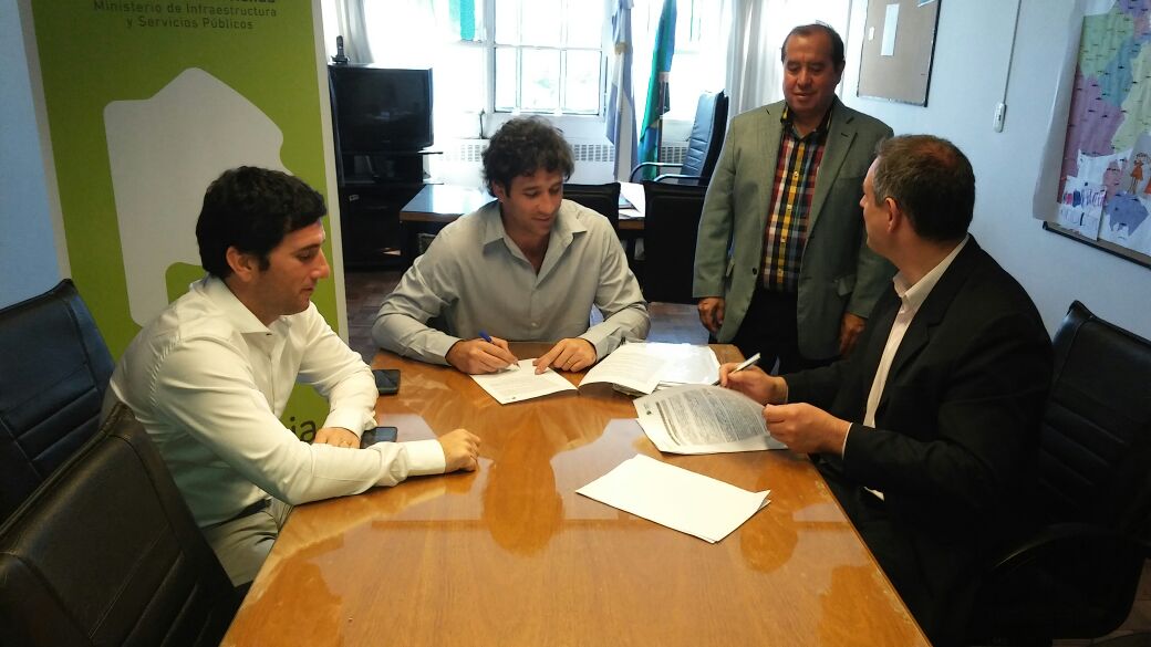 Santoro firmó el convenio para culminar las 29 viviendas sociales de C