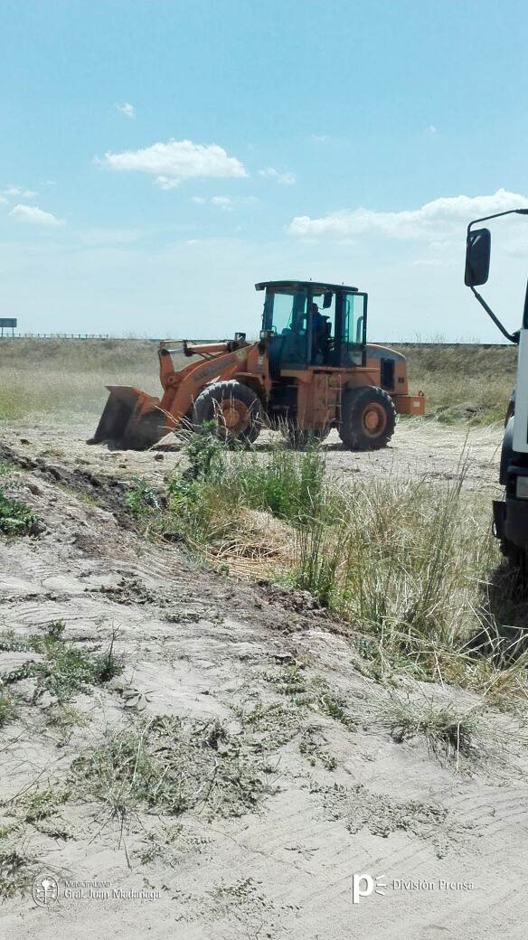 Secuestraron maquinaria que extra�a y trasladaba tierra del Canal 5