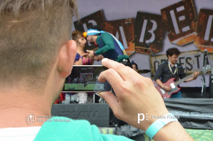 AcercArte: Babel Orkesta marc el inicio de la jornada de sbado