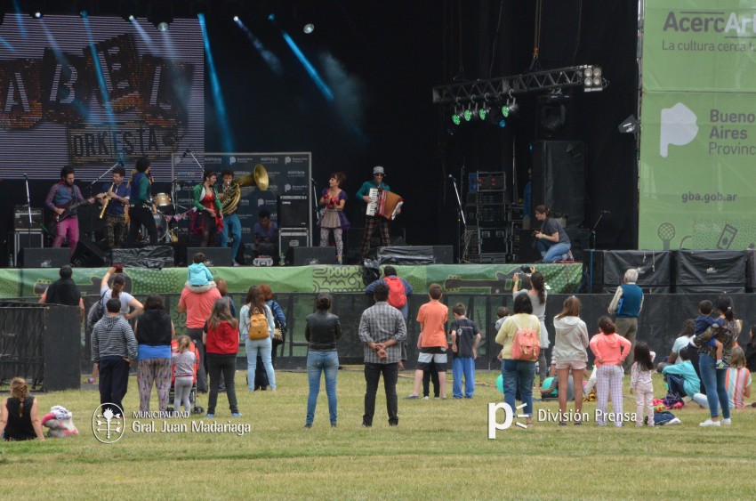 AcercArte: Babel Orkesta marc el inicio de la jornada de sbado