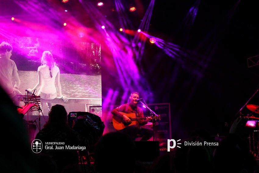 AcercArte: Pedro Aznar present nuevas canciones e hizo delirar con cl