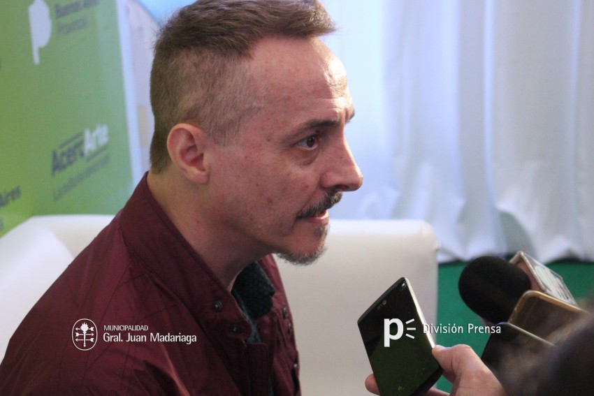 AcercArte: Pedro Aznar present nuevas canciones e hizo delirar con cl