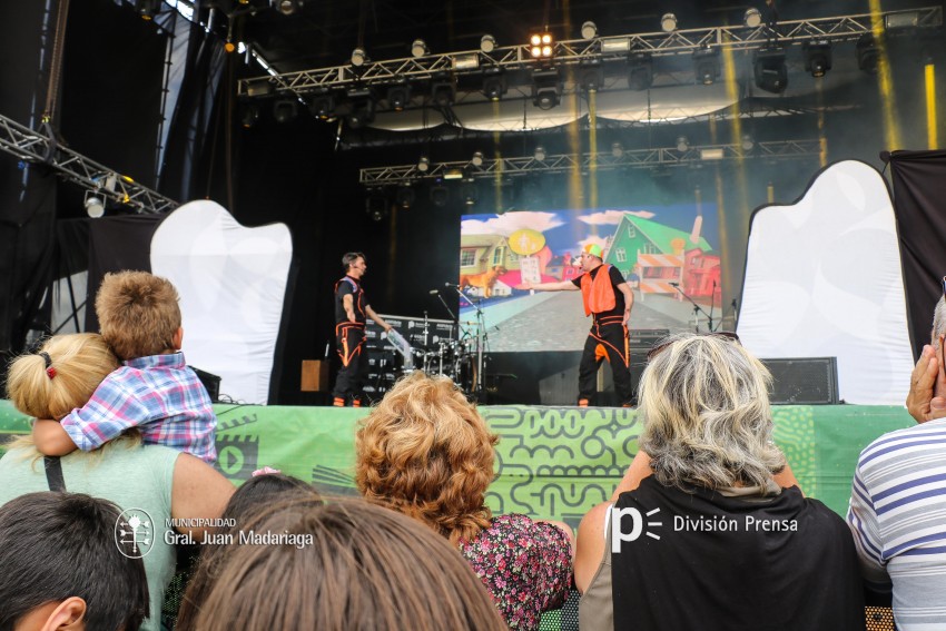 AcercArte: Los Cazurros brindaron un espectacular show en el escenario