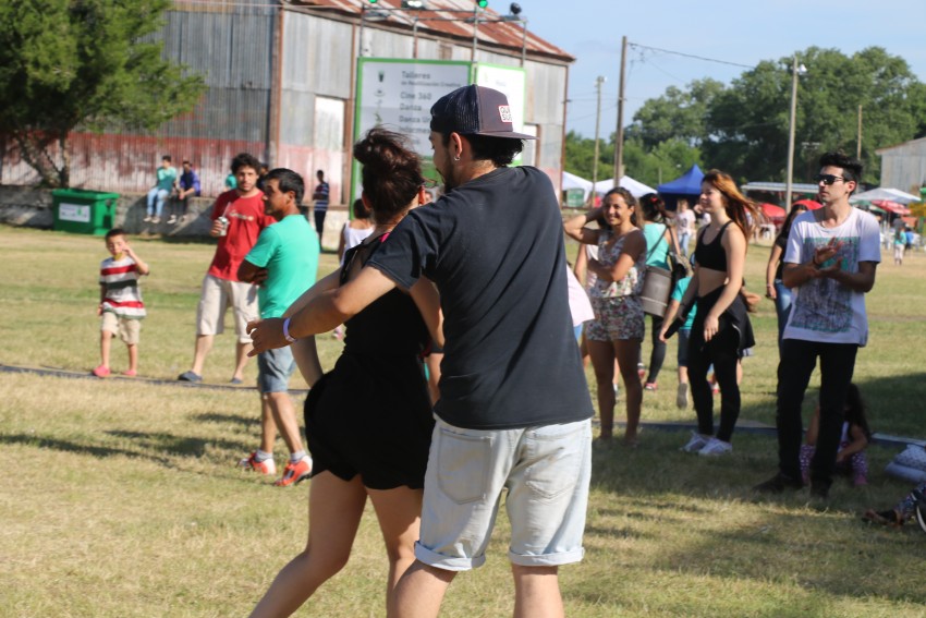 AcercArte: Alumnas de distintas escuelas de danzas locales participaro