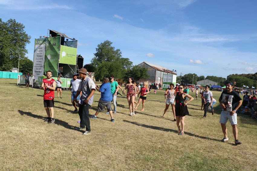 AcercArte: Alumnas de distintas escuelas de danzas locales participaro