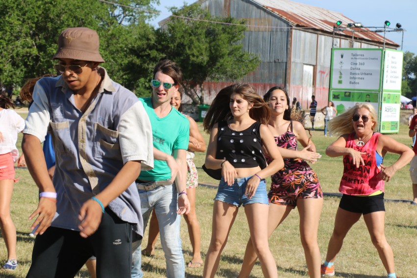 AcercArte: Alumnas de distintas escuelas de danzas locales participaro