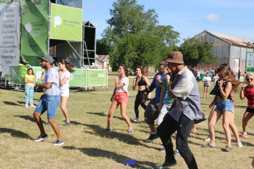 AcercArte: Alumnas de distintas escuelas de danzas locales participaro