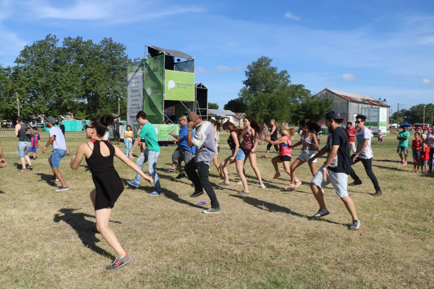 AcercArte: Alumnas de distintas escuelas de danzas locales participaro