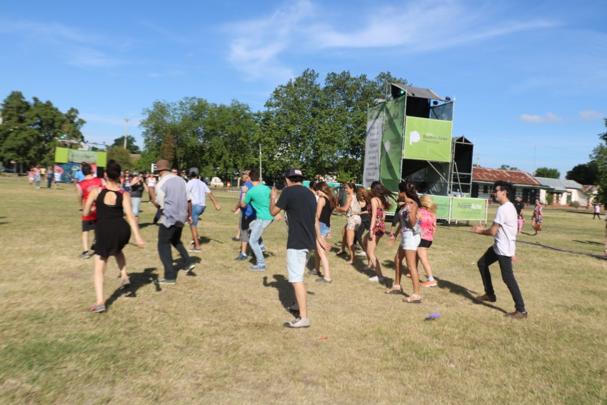 AcercArte: Alumnas de distintas escuelas de danzas locales participaro