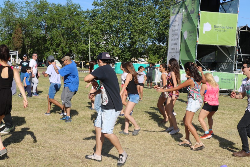 AcercArte: Alumnas de distintas escuelas de danzas locales participaro