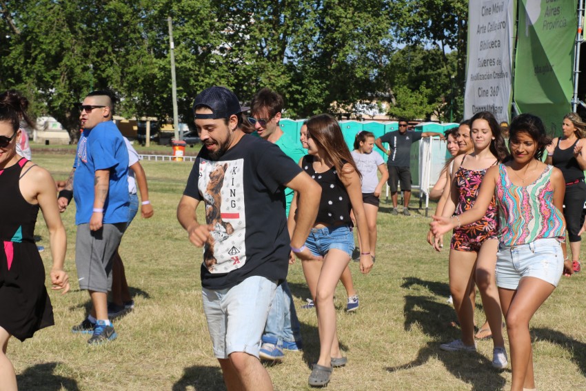 AcercArte: Alumnas de distintas escuelas de danzas locales participaro