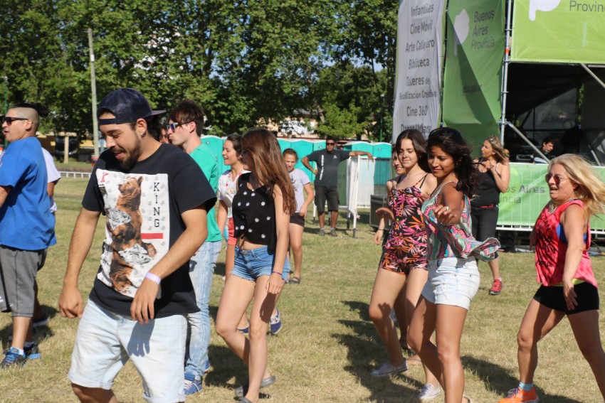 AcercArte: Alumnas de distintas escuelas de danzas locales participaro