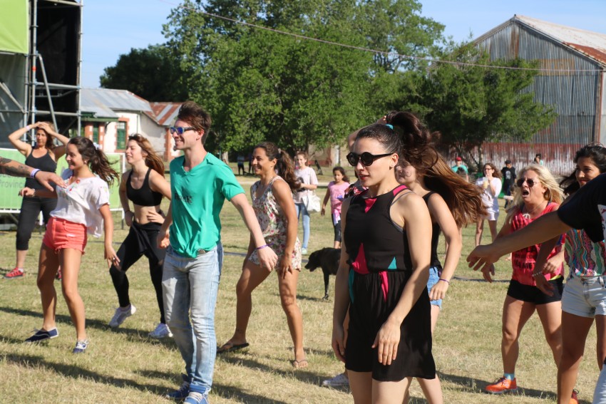 AcercArte: Alumnas de distintas escuelas de danzas locales participaro