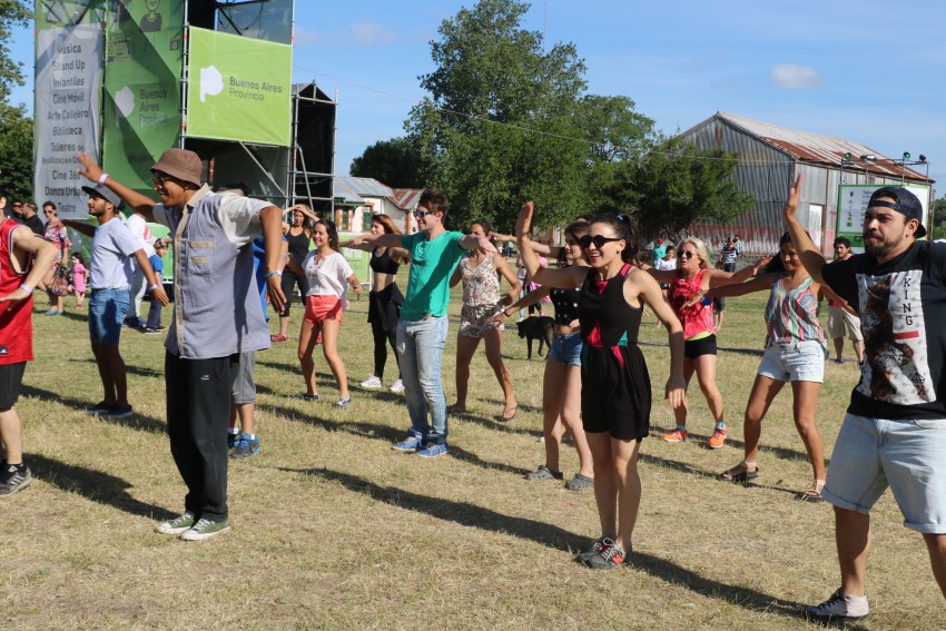 AcercArte: Alumnas de distintas escuelas de danzas locales participaro