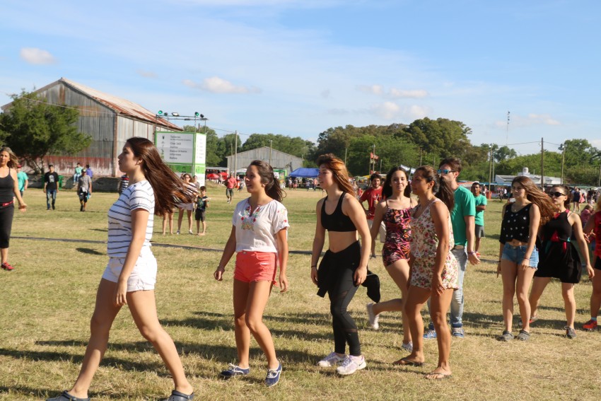 AcercArte: Alumnas de distintas escuelas de danzas locales participaro