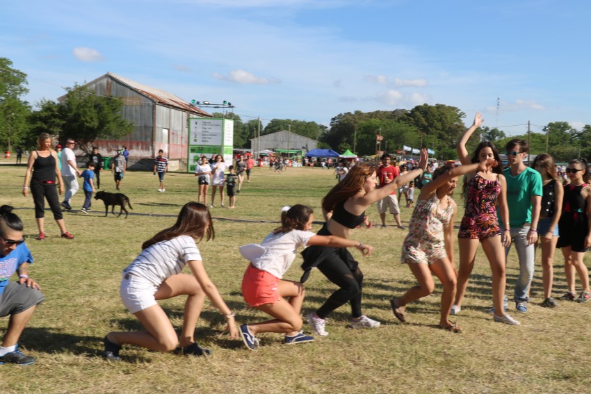 AcercArte: Alumnas de distintas escuelas de danzas locales participaro