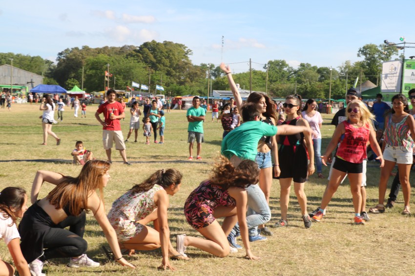 AcercArte: Alumnas de distintas escuelas de danzas locales participaro