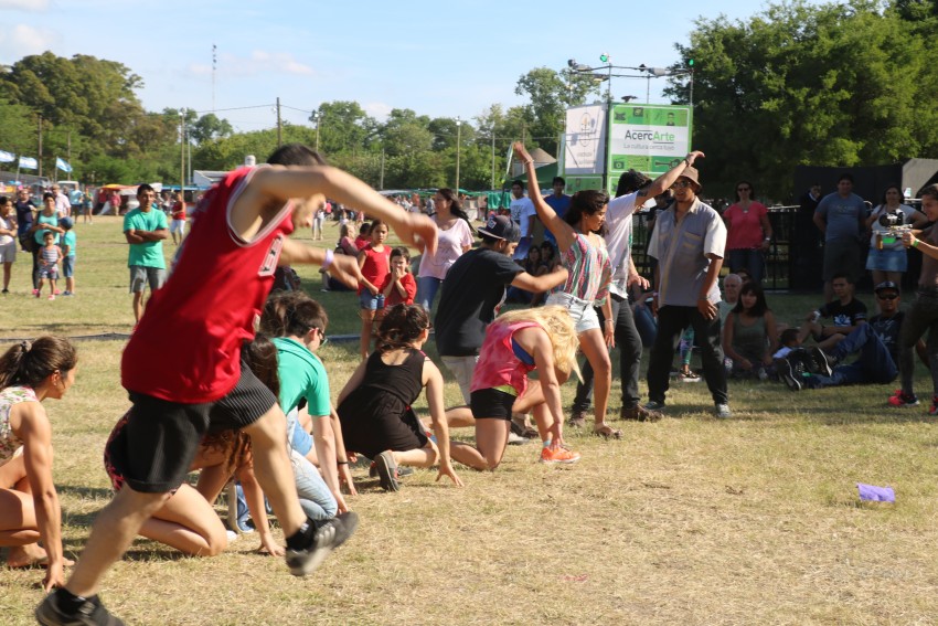 AcercArte: Alumnas de distintas escuelas de danzas locales participaro