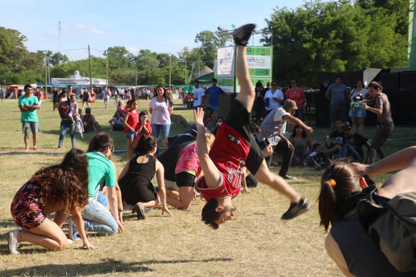 AcercArte: Alumnas de distintas escuelas de danzas locales participaro