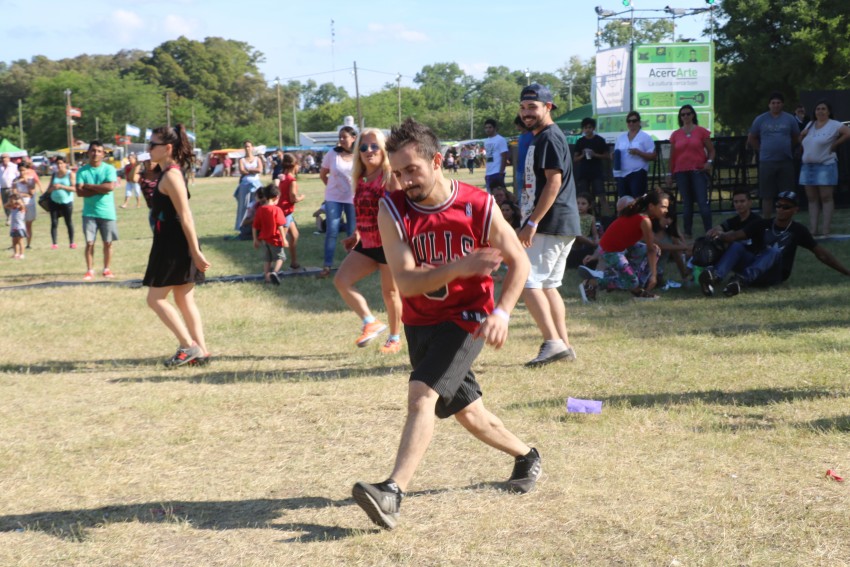 AcercArte: Alumnas de distintas escuelas de danzas locales participaro