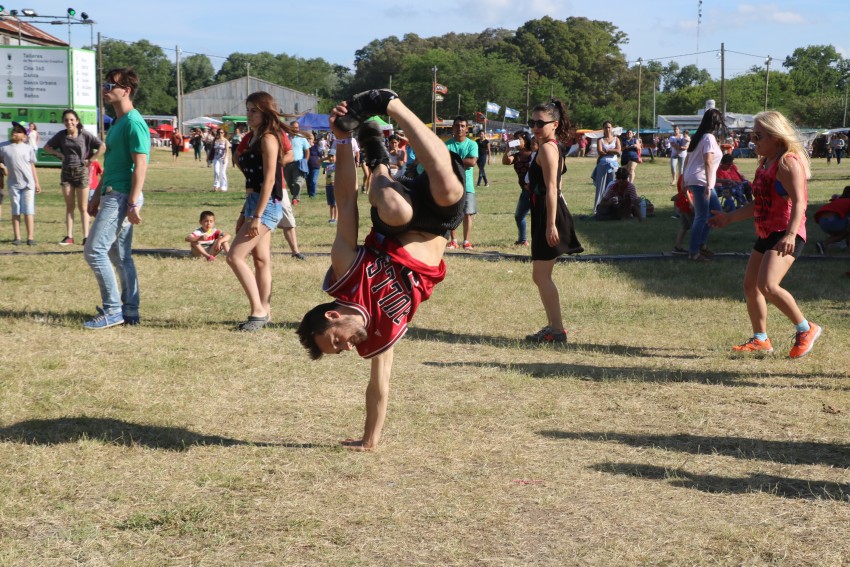 AcercArte: Alumnas de distintas escuelas de danzas locales participaro