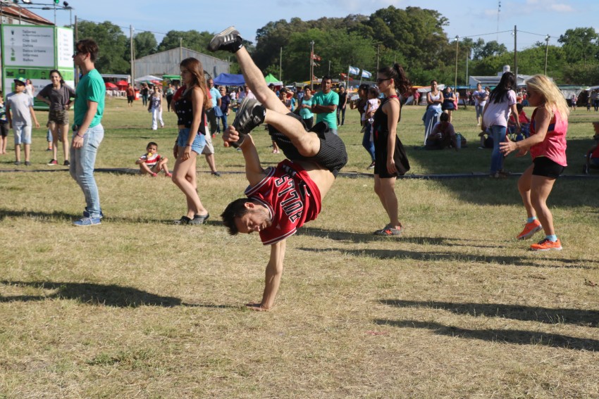 AcercArte: Alumnas de distintas escuelas de danzas locales participaro