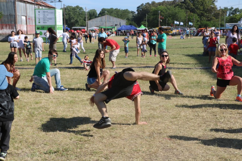 AcercArte: Alumnas de distintas escuelas de danzas locales participaro