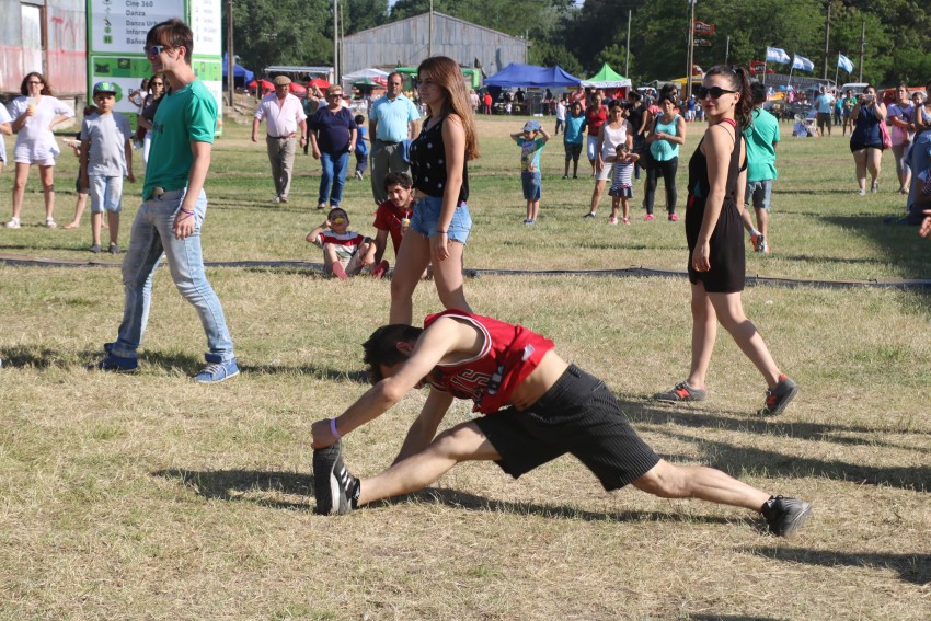 AcercArte: Alumnas de distintas escuelas de danzas locales participaro