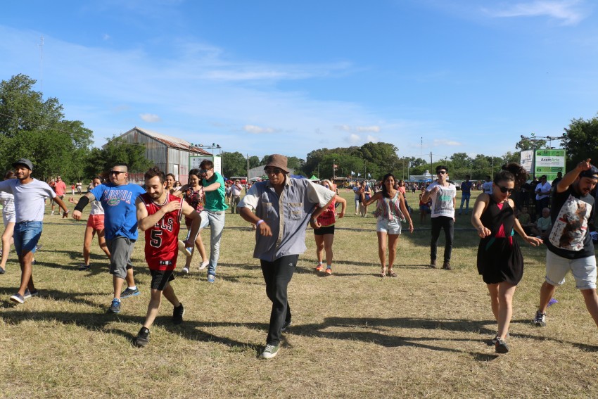 AcercArte: Alumnas de distintas escuelas de danzas locales participaro