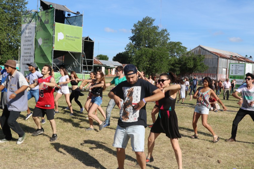 AcercArte: Alumnas de distintas escuelas de danzas locales participaro