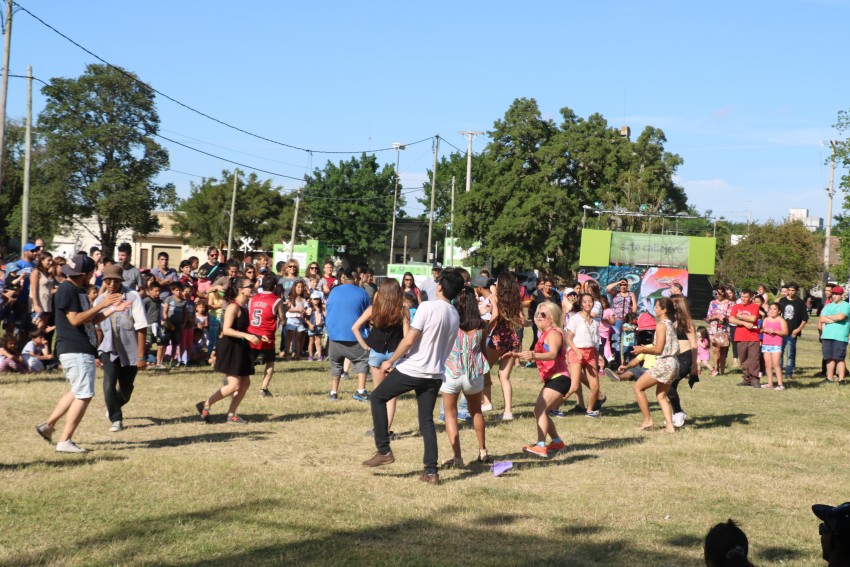 AcercArte: Alumnas de distintas escuelas de danzas locales participaro