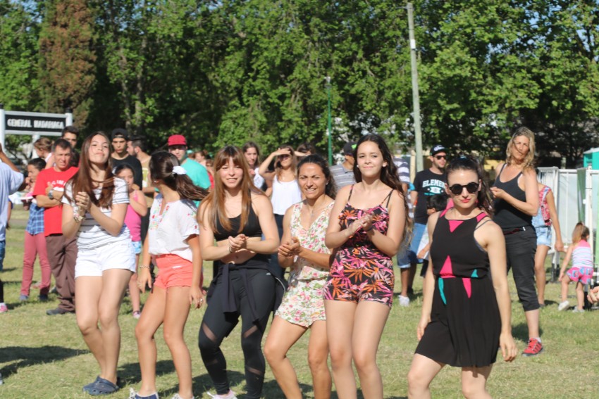 AcercArte: Alumnas de distintas escuelas de danzas locales participaro