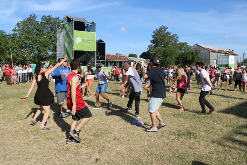 AcercArte: Alumnas de distintas escuelas de danzas locales participaro