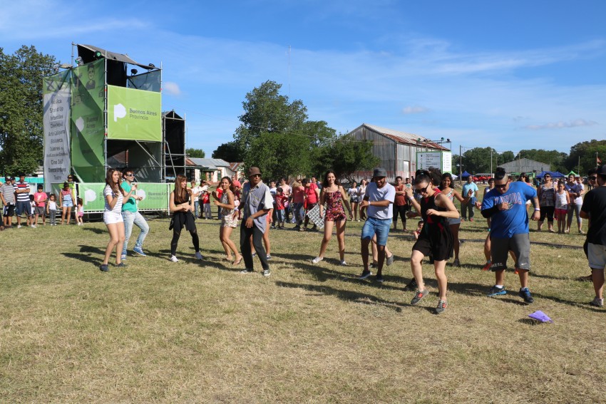 AcercArte: Alumnas de distintas escuelas de danzas locales participaro