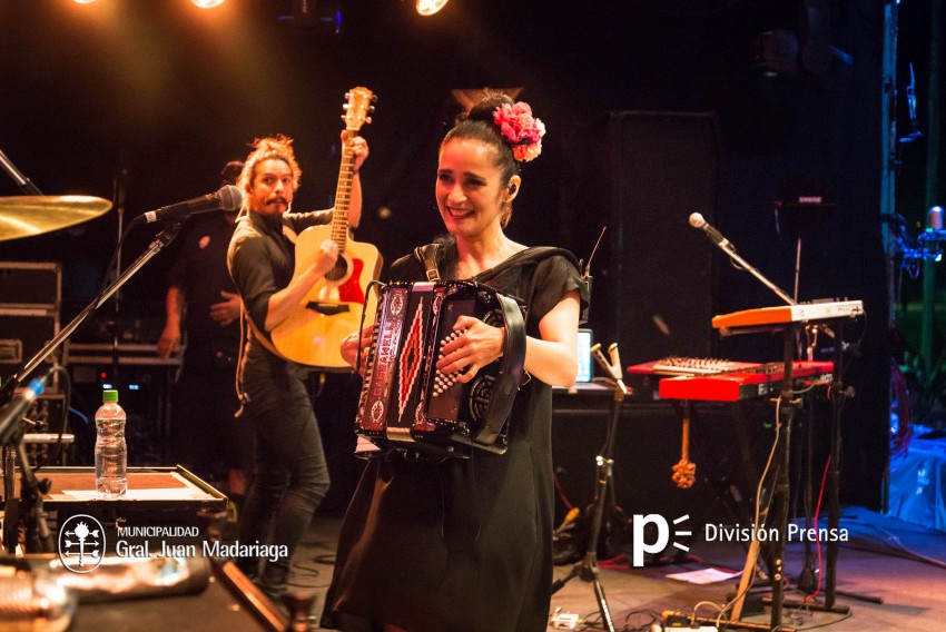 Julieta Venegas impresion al pblico en el cierre de AcercArte