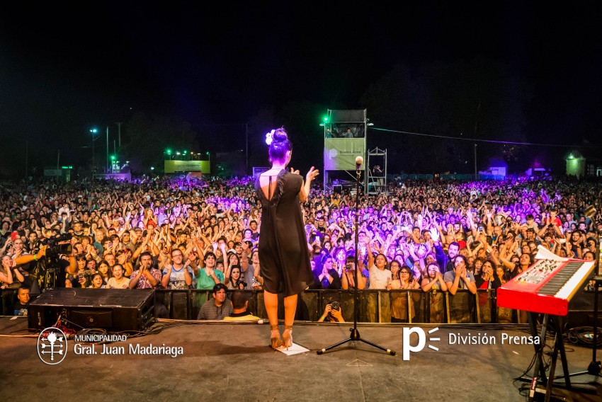 Julieta Venegas impresion al pblico en el cierre de AcercArte
