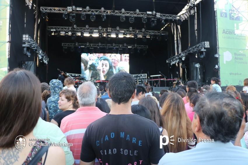 Julieta Venegas impresion al pblico en el cierre de AcercArte