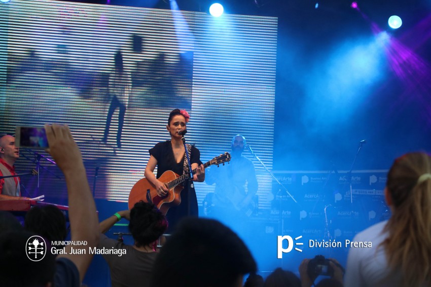 Julieta Venegas impresion al pblico en el cierre de AcercArte