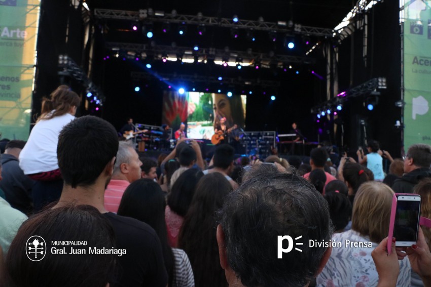 Julieta Venegas impresion al pblico en el cierre de AcercArte