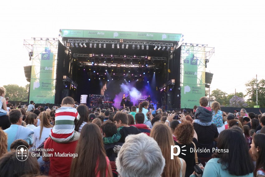 Julieta Venegas impresion al pblico en el cierre de AcercArte