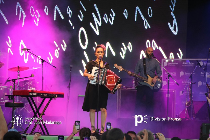 Julieta Venegas impresion al pblico en el cierre de AcercArte