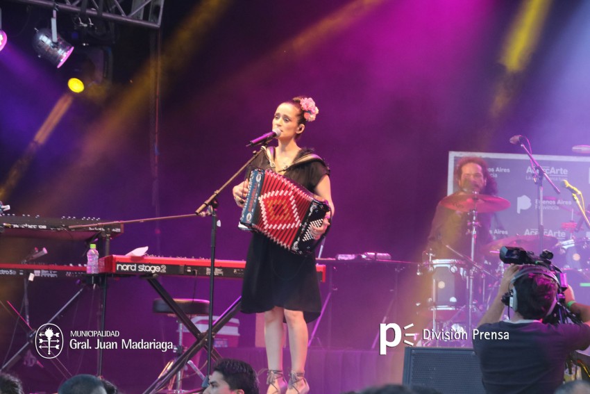 Julieta Venegas impresion al pblico en el cierre de AcercArte