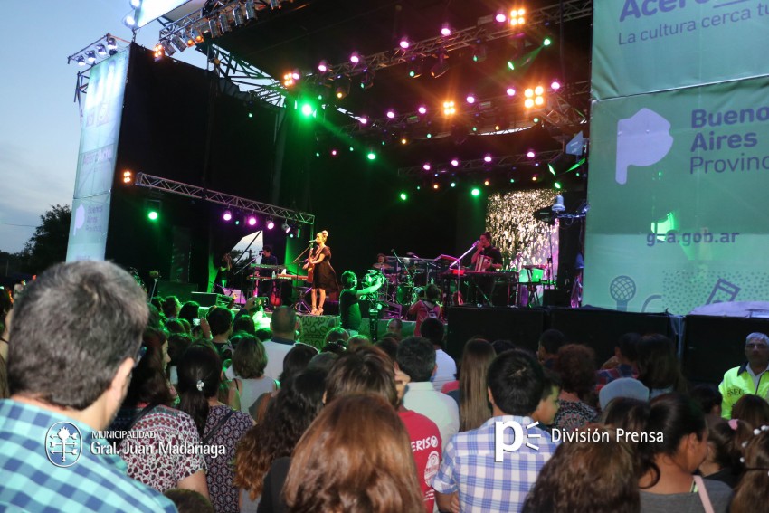 Julieta Venegas impresion al pblico en el cierre de AcercArte