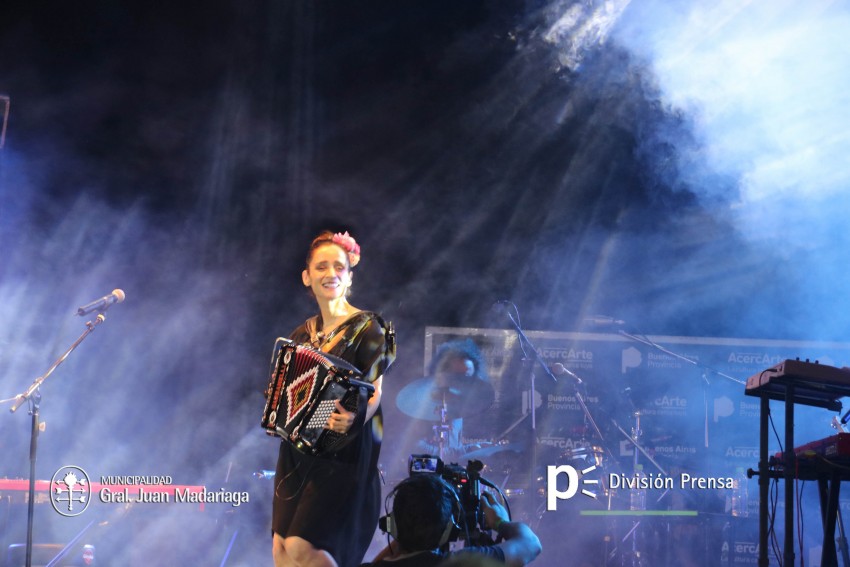 Julieta Venegas impresion al pblico en el cierre de AcercArte