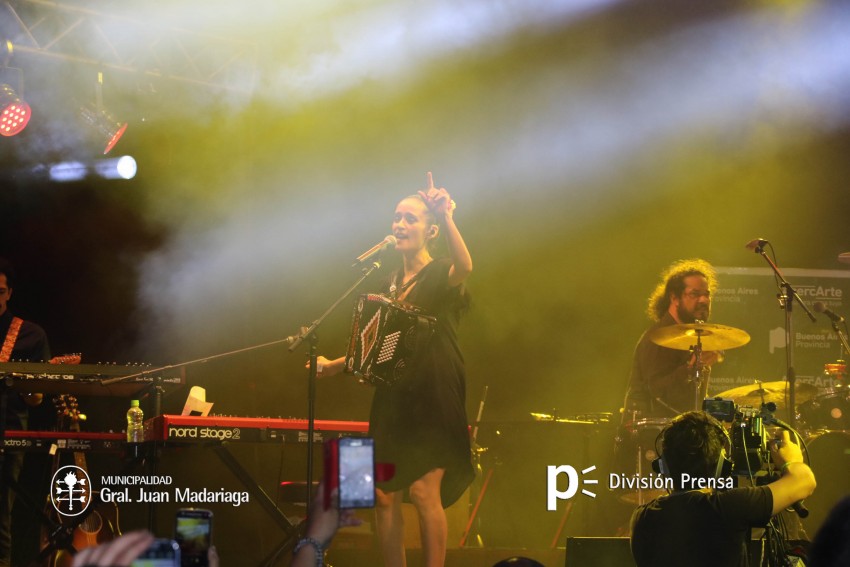 Julieta Venegas impresion al pblico en el cierre de AcercArte