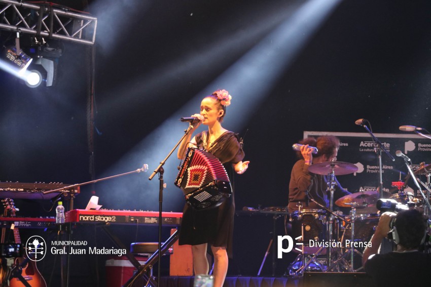 Julieta Venegas impresion al pblico en el cierre de AcercArte