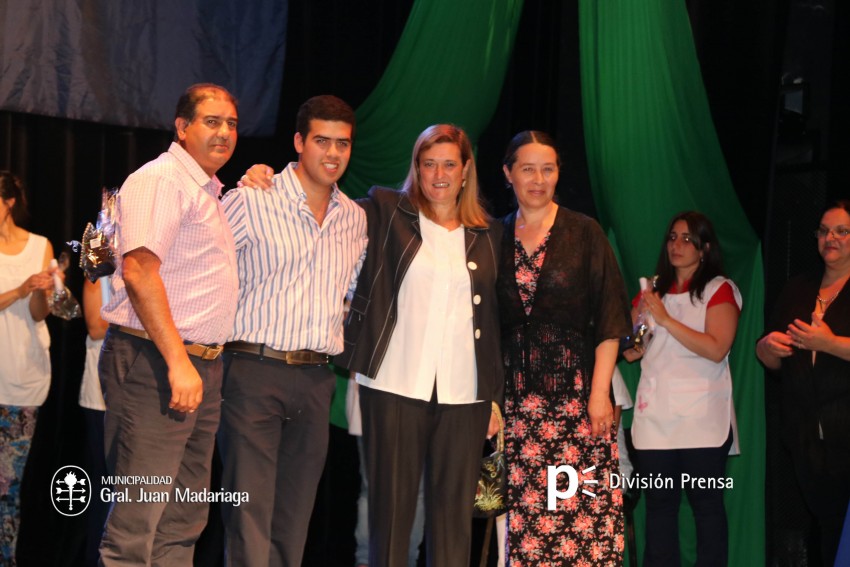 Entregaron placas a alumnos destacados