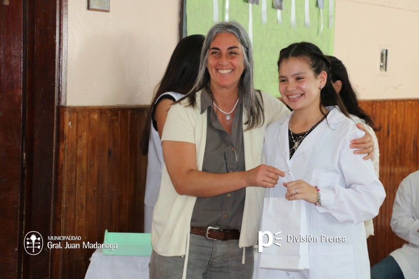 Continua la entrega de placas a los mejores alumnos