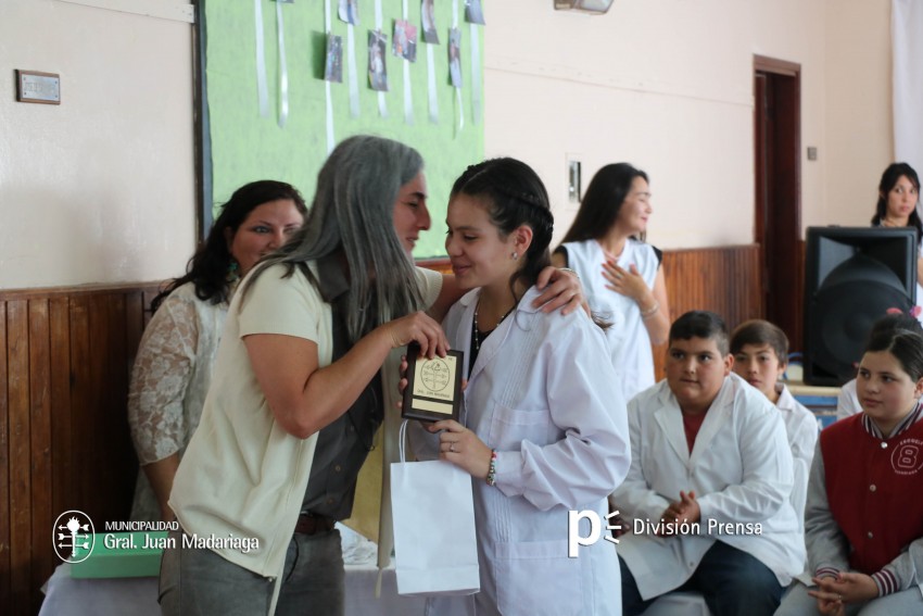 Continua la entrega de placas a los mejores alumnos